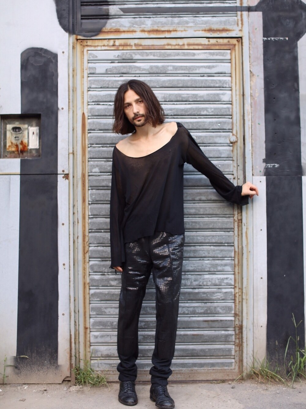 「ALLBLACK、オールブラック」｜「VINTAGEのアイテム（ブーツ、ブラック系）」を使った、ミカエルさん（メンズ・177cm）の夏コーディネートの1枚目の写真
