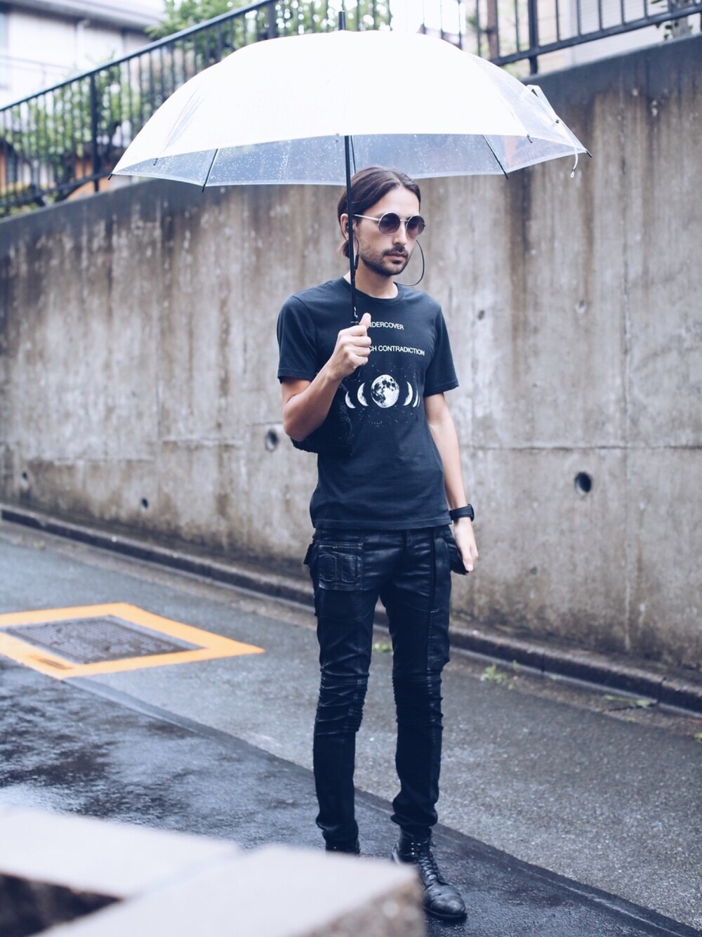 「梅雨、雨の日」｜「DRKSHDW by RICK OWENSのアイテム（その他パンツ、ブラック系）」を使った、ミカエルさん（メンズ・177cm）の夏コーディネートの1枚目の写真