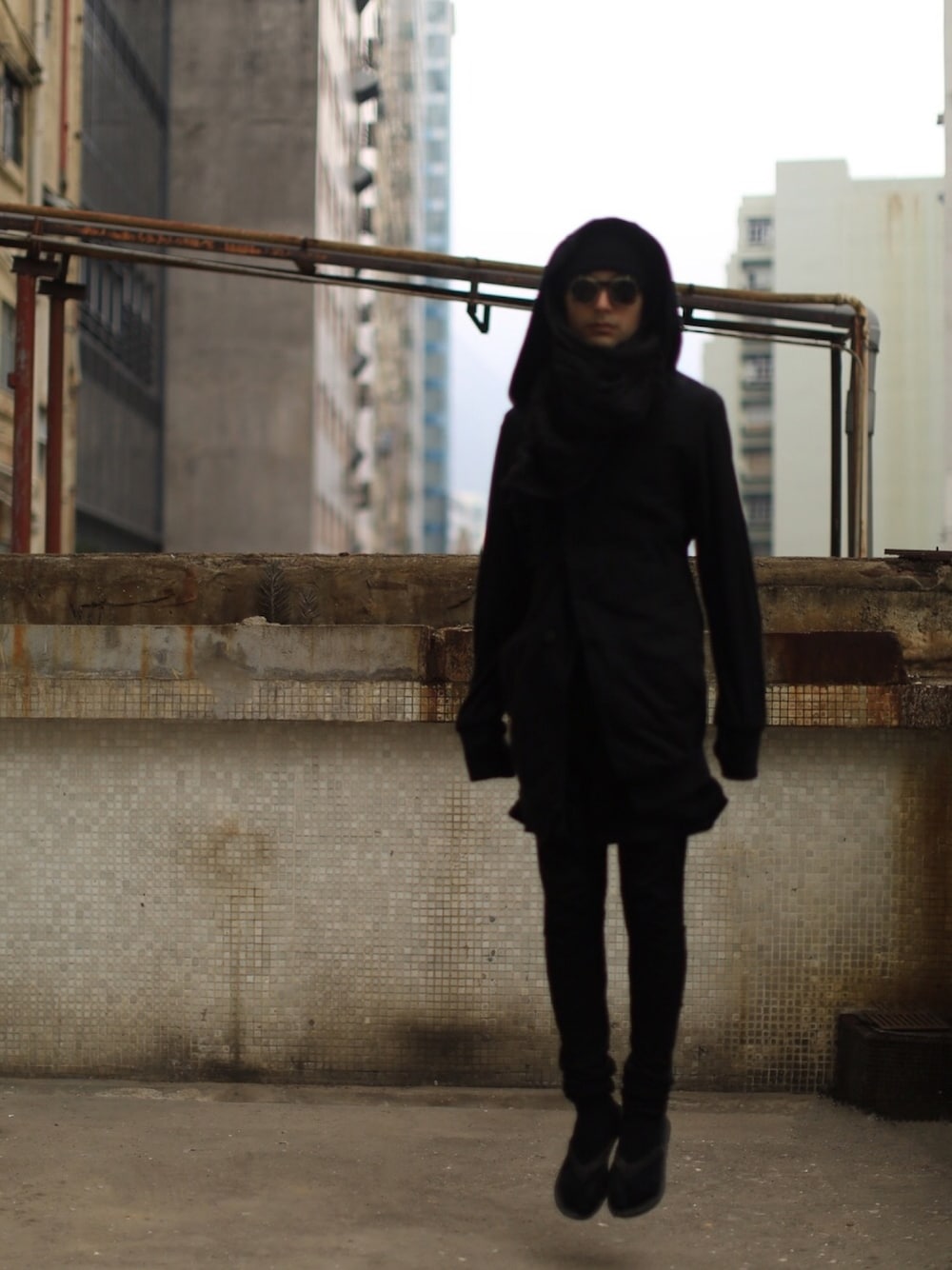 「ALL BLACK」｜「MCMのアイテム（メガネ、ブラック系）」を使った、ミカエルさん（メンズ・177cm）の冬コーディネートの1枚目の写真