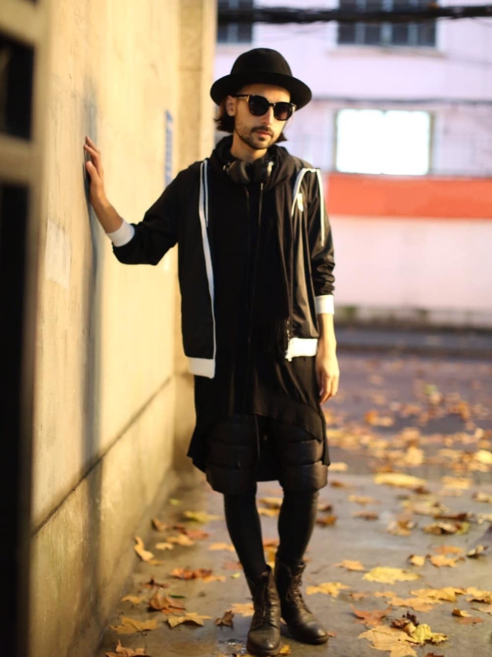 「ALL BLACK、MofM(manofmoods)」｜「DRKSHDW by RICK OWENSのアイテム（Tシャツ/カットソー、ブラック系）」を使った、ミカエルさん（メンズ・177cm）の秋コーディネートの1枚目の写真