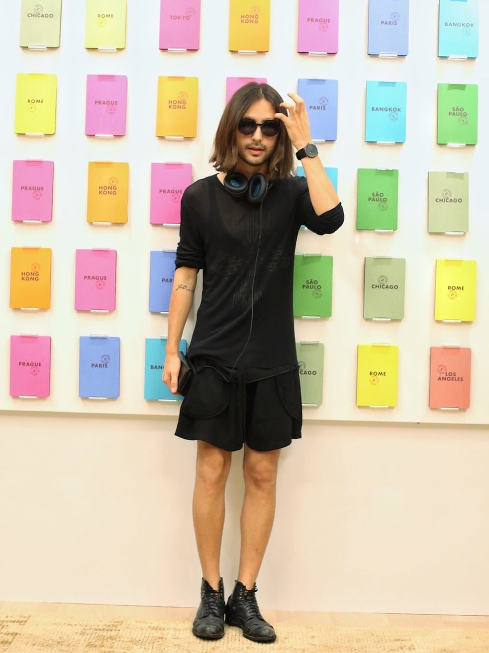 「ALL BLACK」｜「ATSURO TAYAMAのアイテム（その他パンツ、ブラック系）」を使った、ミカエルさん（メンズ・177cm）の秋コーディネートの1枚目の写真
