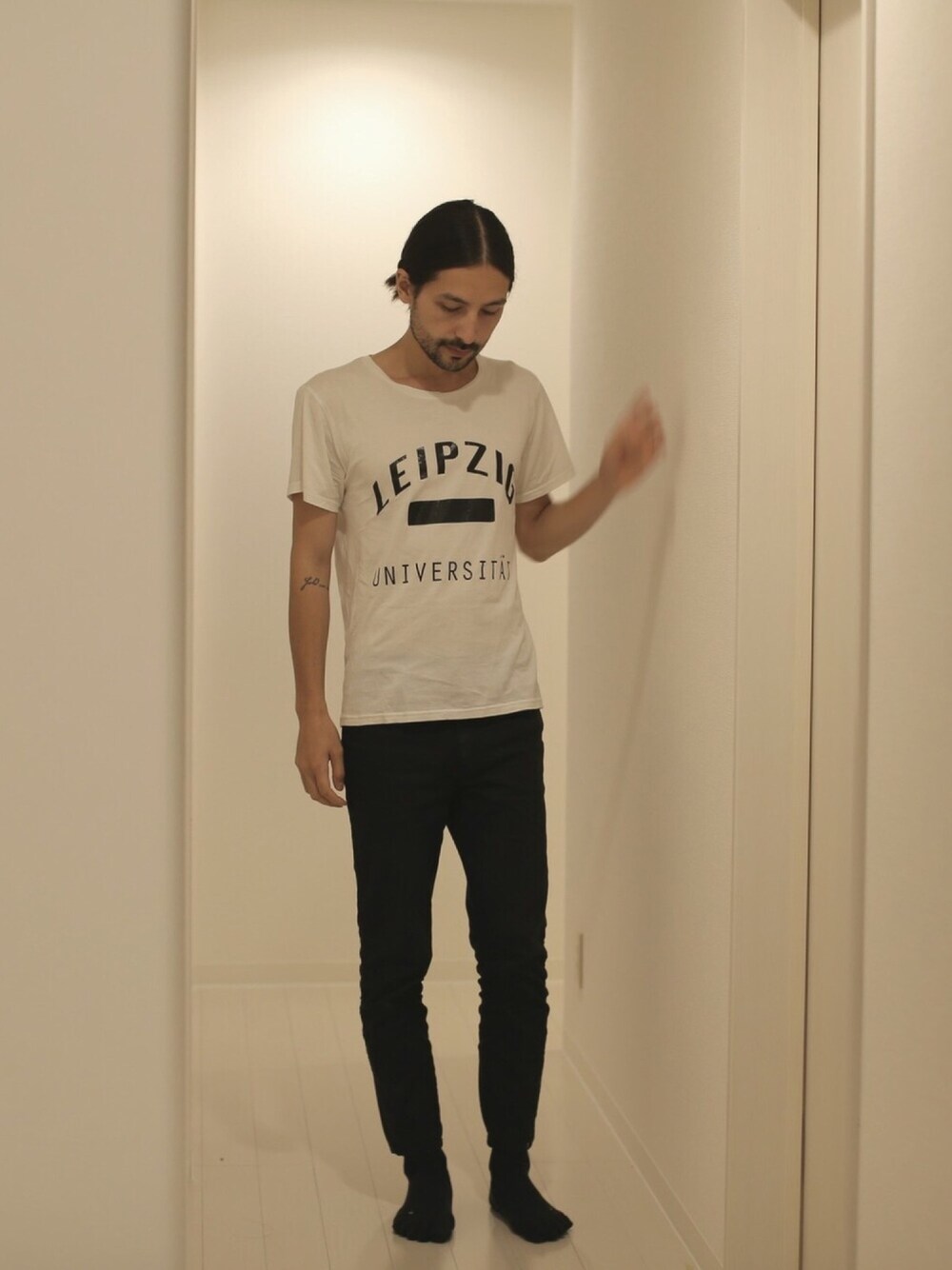 「TRUCのアイテム（Tシャツ/カットソー、ホワイト系）」を使った、ミカエルさん（メンズ・177cm）の秋コーディネートの1枚目の写真