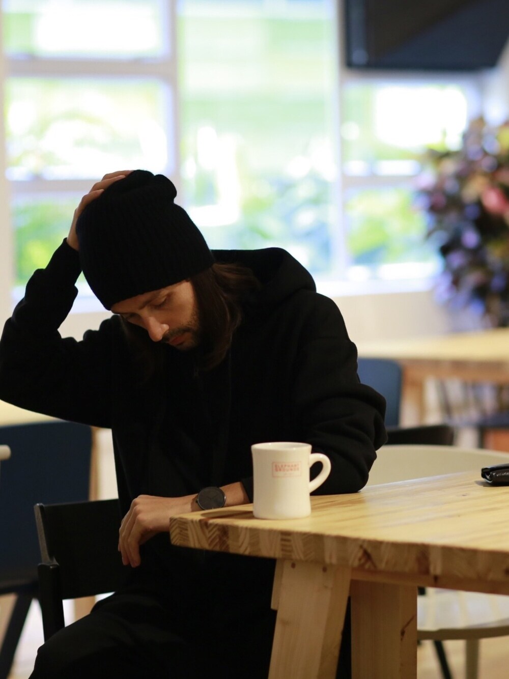 「cafe、カフェ、コーヒー」｜「IKUMIのアイテム（オールインワン・サロペット、ブラック系）」を使った、ミカエルさん（メンズ・177cm）の秋コーディネートの1枚目の写真