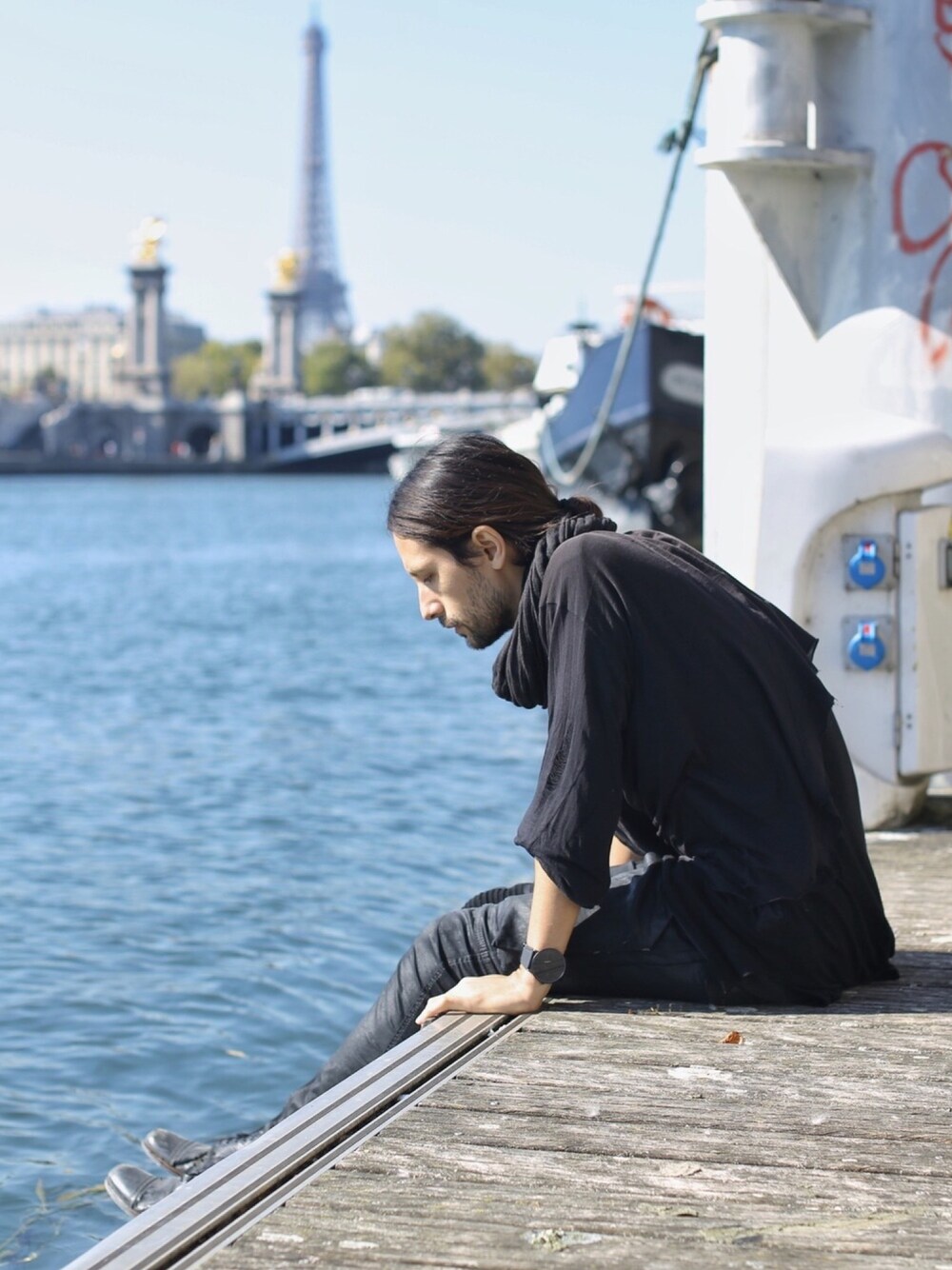 「Sunnyday」｜「LのSTAG x BARK in STYLe MIKAコラボレーションウォッチ[ブラック×ブラック]（アナログ腕時計、ブラック系）」を使った、ミカエルさん（メンズ・177cm）の秋コーディネートの1枚目の写真