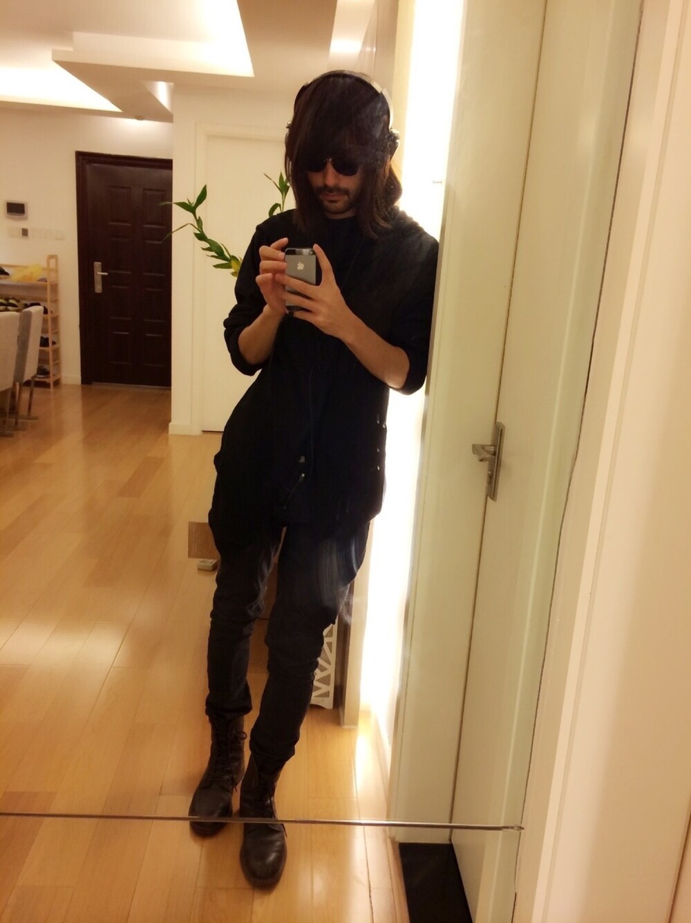 「boris bidjan saberi」｜「Boris Bidjan Saberiのアイテム（パーカー、ブラック系）」を使った、ミカエルさん（メンズ・177cm）の秋コーディネートの1枚目の写真