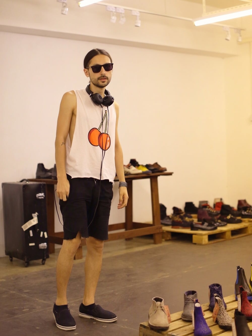 「WILDFOX」｜「nude:masahiko maruyamaのアイテム（その他パンツ、ブラック系）」を使った、ミカエルさん（メンズ・177cm）の夏コーディネートの1枚目の写真
