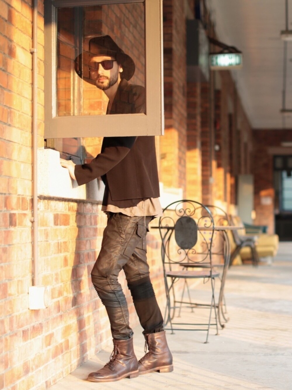 「drkshdw、RICK OWENS、サングラス、ハット」｜「CHEAP MONDAYのSunglasses Mars（サングラス、ブラック系）」を使った、ミカエルさん（メンズ・177cm）の冬コーディネートの1枚目の写真