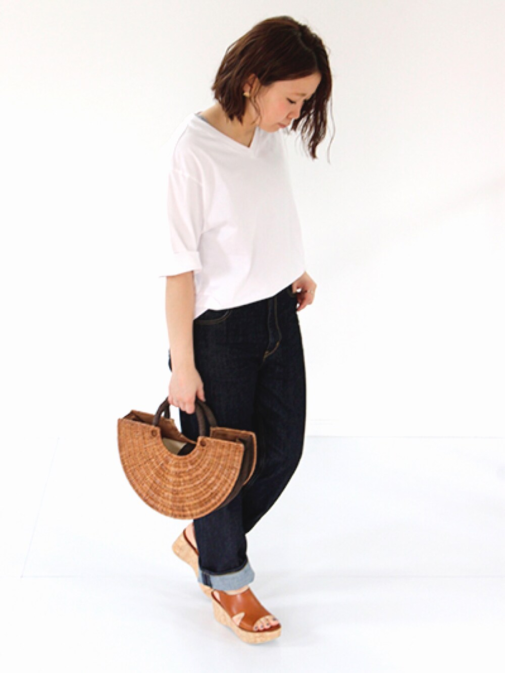 「シンプル、Vネック、Tシャツ、白Tシャツ、デニム、denim、ワンウォッシュデニム、かごバッグ、サンダル、FABIO RUSCONI 」｜「TRAVAIL MANUELのアイテム（Tシャツ/カットソー、ホワイト系）」を使った、francbonnさん（レディース・155cm）の春コーディネートの1枚目の写真