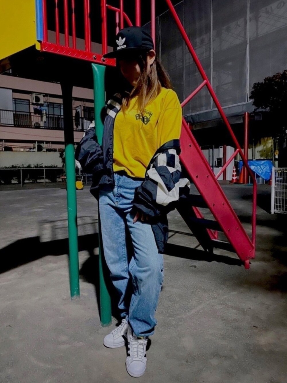 「ストリート系、コーデ力上げたい、かっこよく、WEAR初心者、stussy、adidas、ストリート系女子、ハイカットスニーカー」｜「STUSSYのDice Pig Dyed L/SL Tee（Tシャツ/カットソー、イエロー系）」を使った、れむさん（レディース・155cm）の秋コーディネートの1枚目の写真