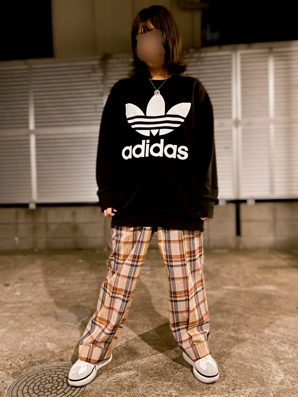 「ダボダボコーデ、adidas、Vivienne Westwood、チェックパンツ、オニツカタイガー、ウルフカット」｜「adidasのアイテム（スウェット、ブラック系）」を使った、れむさん（レディース・155cm）の秋コーディネートの1枚目の写真