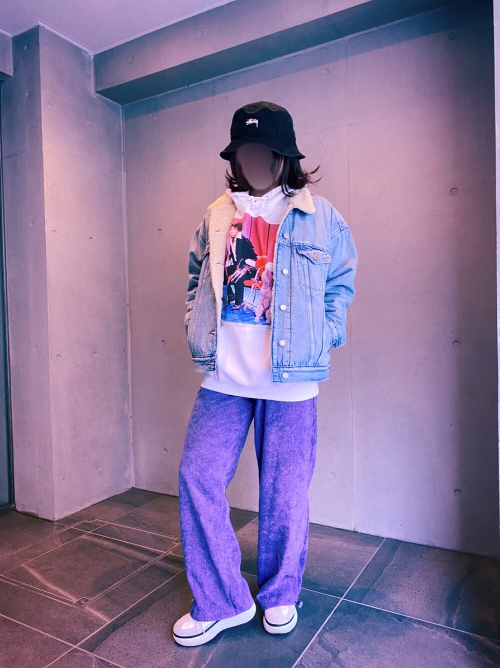 「stussy、バケットハット、ストリート系、ストリート系女子、シザーハンズ、コーデュロイパンツ、パープル」｜「STUSSYのアイテム（ハット、ブラック系）」を使った、れむさん（レディース・155cm）の冬コーディネートの1枚目の写真