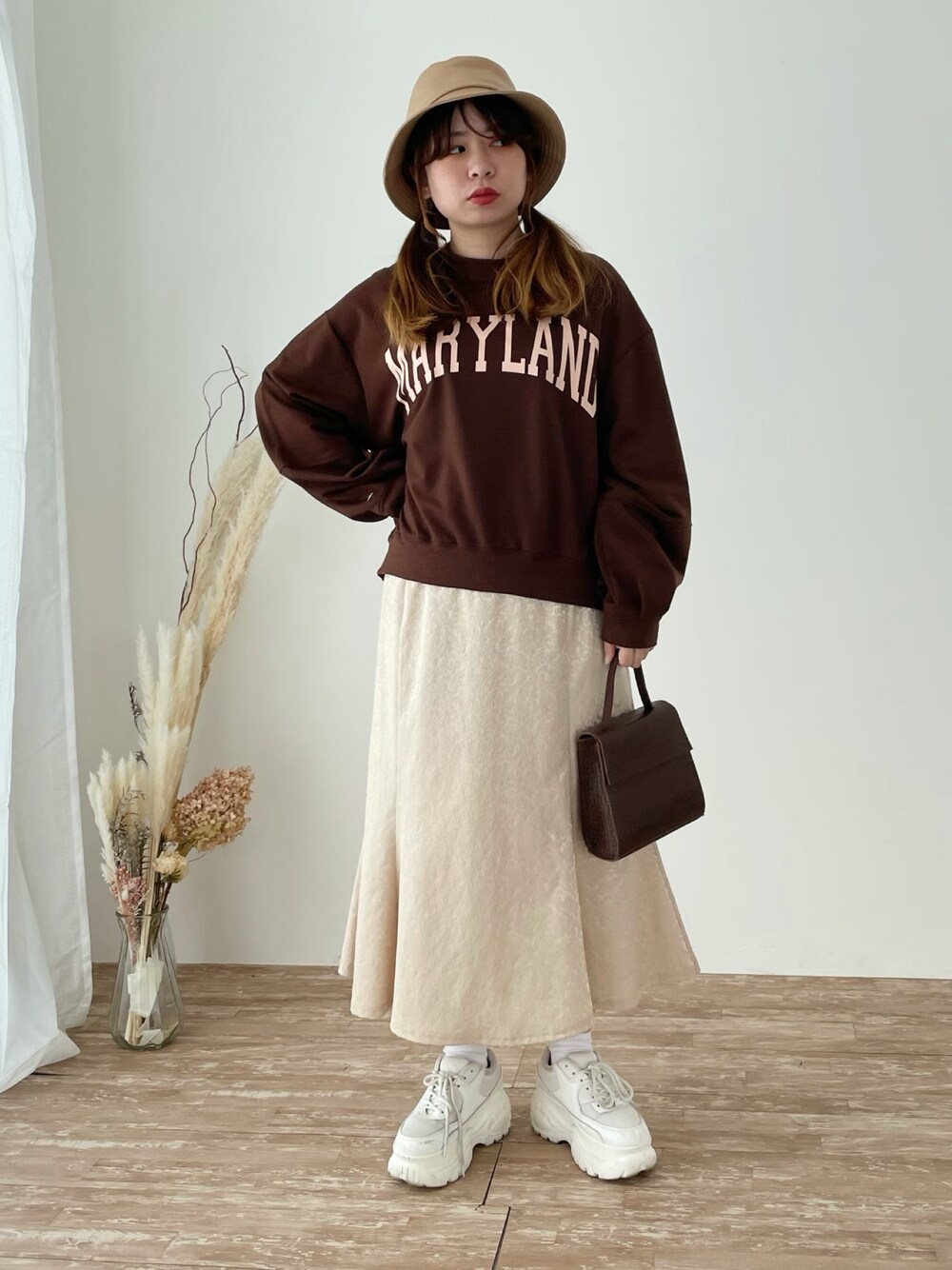 「プチプラ、マーメイドスカート、秋服、バケットハット、カジュアルコーデ、ブラウンコーデ、韓国ファッション、秋コーデ」｜「SLURRのジャガード柄マーメイドスカート（スカート、ベージュ系）」を使った、SLURR(スラー)OFFICIALさん（レディース・153cm）の秋コーディネートの1枚目の写真