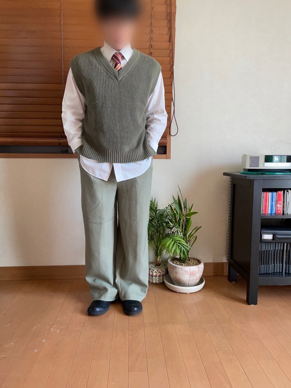「今日のコーデ、グリーン、低身長、キレイめ、春コーデ」｜「西友clothingのアイテム（シャツ/ブラウス、ホワイト系）」を使った、【金欠大学生】ときさん（メンズ・165cm）の春コーディネートの1枚目の写真