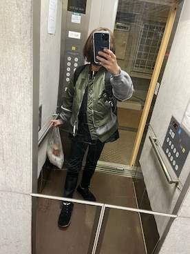 「UNDERCOVER（アンダーカバー）のアイテム（MA-1）」を使った、Mad Shimonさん（メンズ・163cm）の春コーディネート