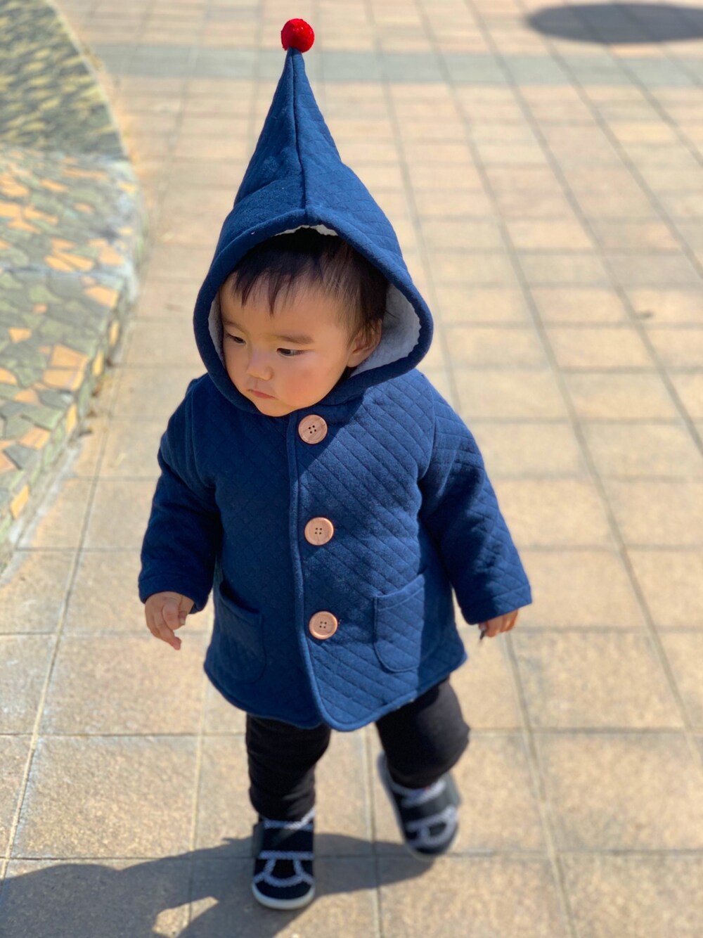 「こびとコート、プチプラ、プチプラコーデ、キッズファッション、クロパンツ、男の子」｜「しまむらのアイテム（ポンチョ、ブルー系）」を使った、tsukasaさん（キッズ・90cm）の冬コーディネートの1枚目の写真