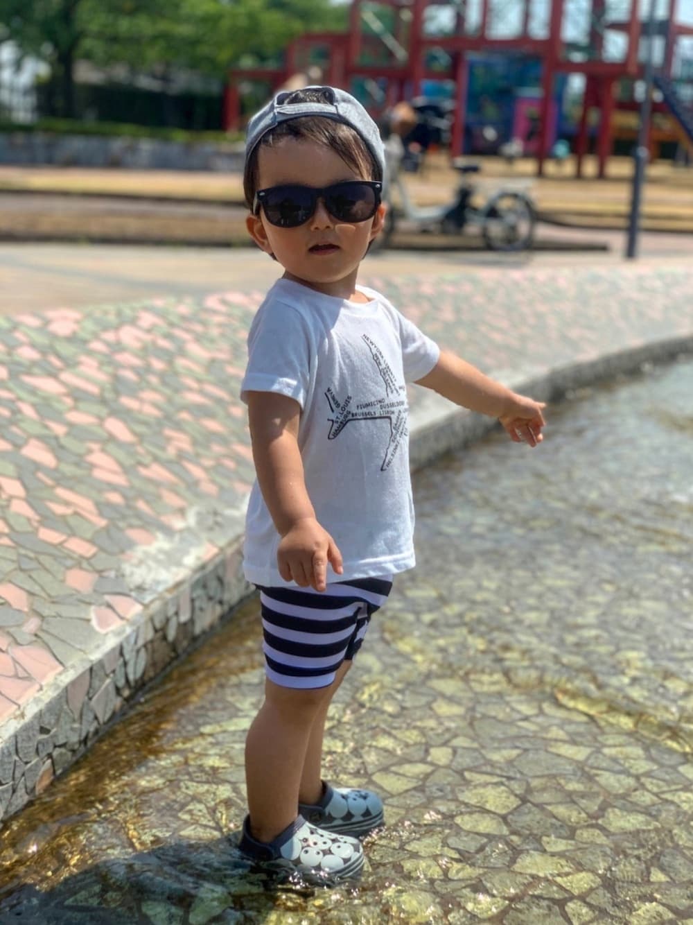 「水遊びコーデ、水着、男の子水着、キッズサングラス、キャップ後ろかぶり、クロックス風、プチプラ、プチプラコーデ、男の子」｜「🇰🇷のアイテム（キャップ、グレー系）」を使った、tsukasaさん（キッズ・90cm）の冬コーディネートの1枚目の写真