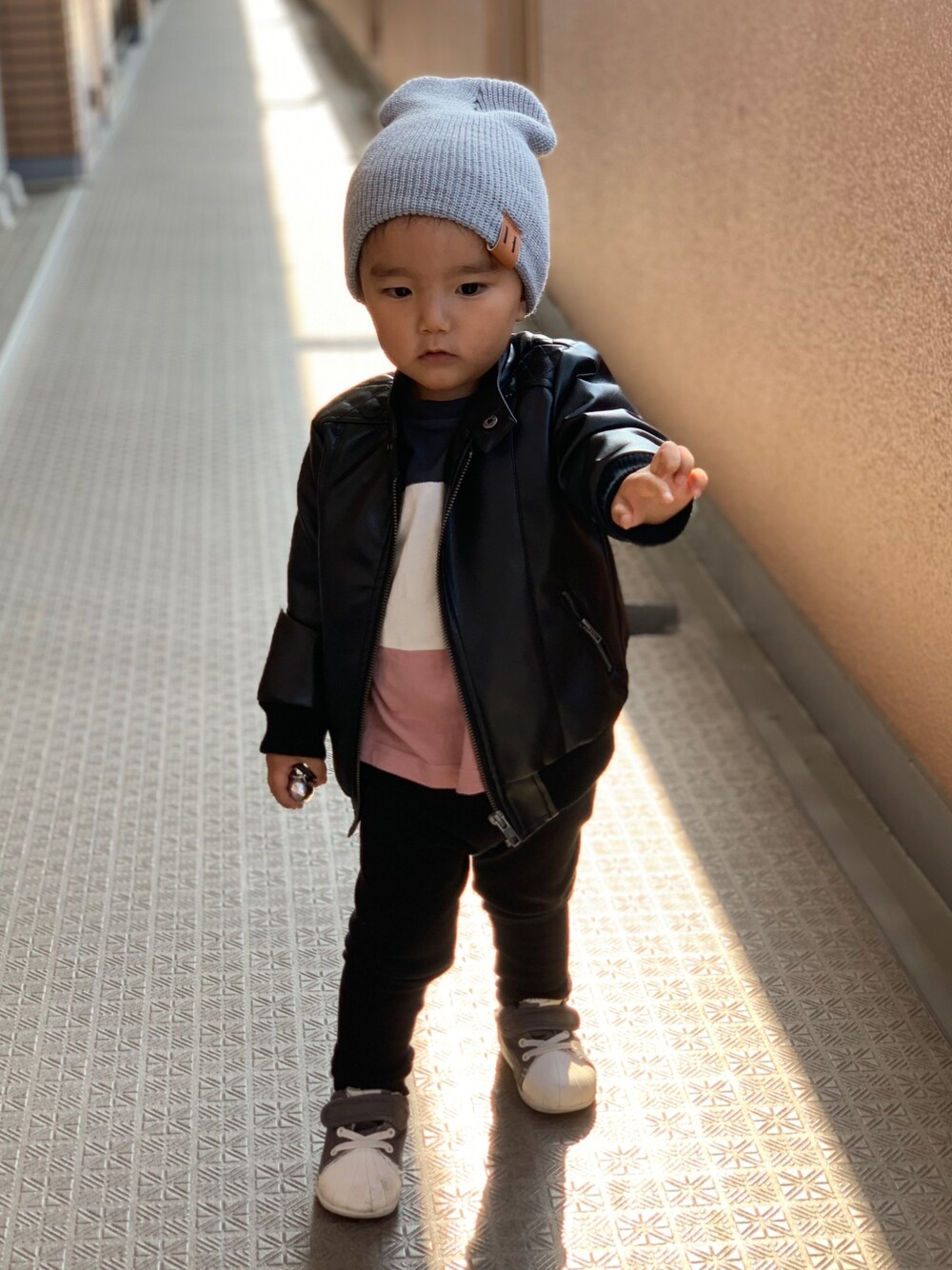「キッズコーデ、男の子、ニット帽、ライダース、ライダースジャケット、ライダースコーデ」｜「🇰🇷のアイテム（帽子、グレー系）」を使った、tsukasaさん（キッズ・90cm）の冬コーディネートの1枚目の写真