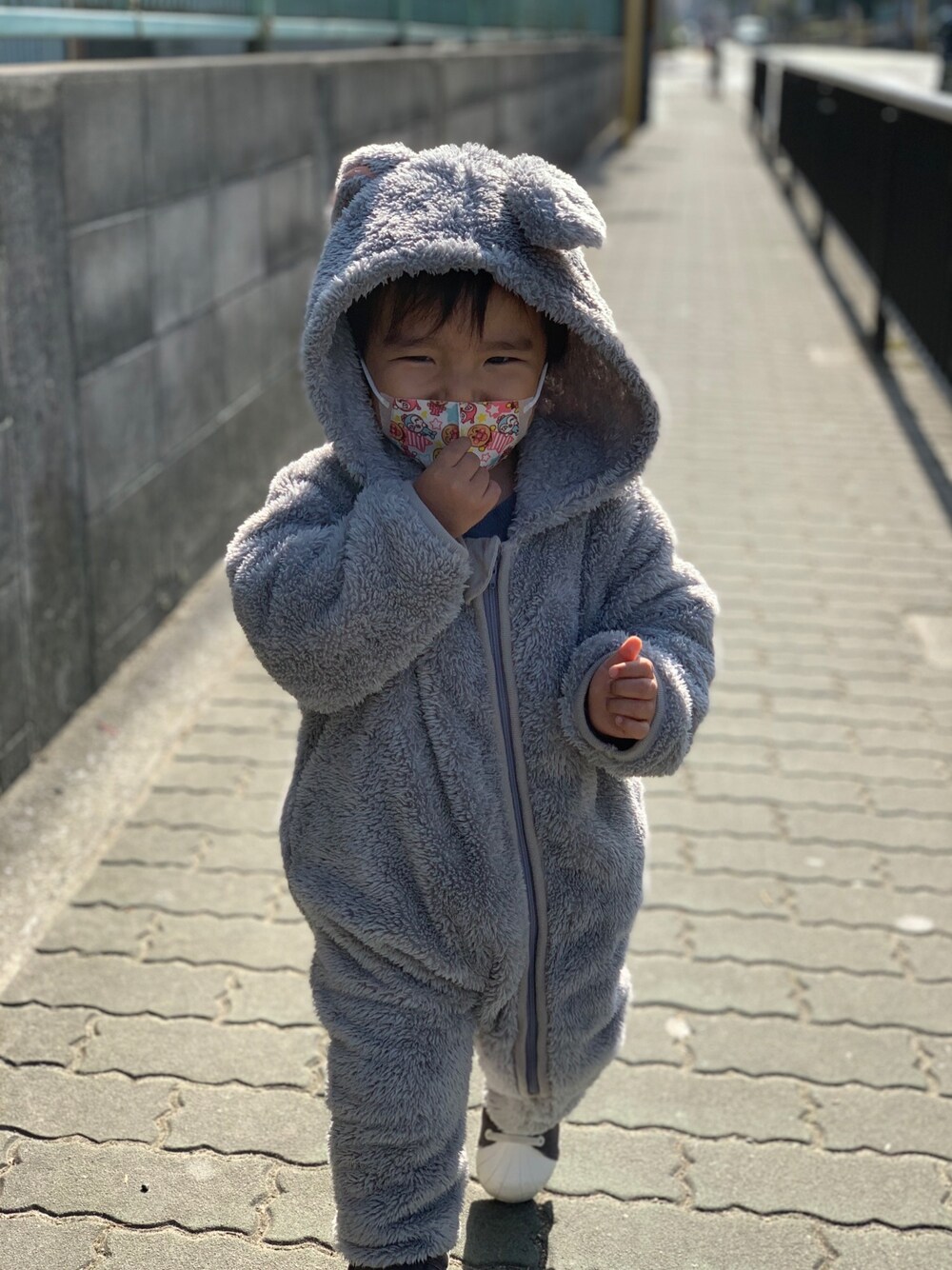 「ディズニーランド、とんすけ、ディズニー、着ぐるみ、モコモコアウター、男の子、キッズコーデ」｜「Disneyのアイテム（オールインワン・サロペット、グレー系）」を使った、tsukasaさん（キッズ・90cm）の冬コーディネートの1枚目の写真