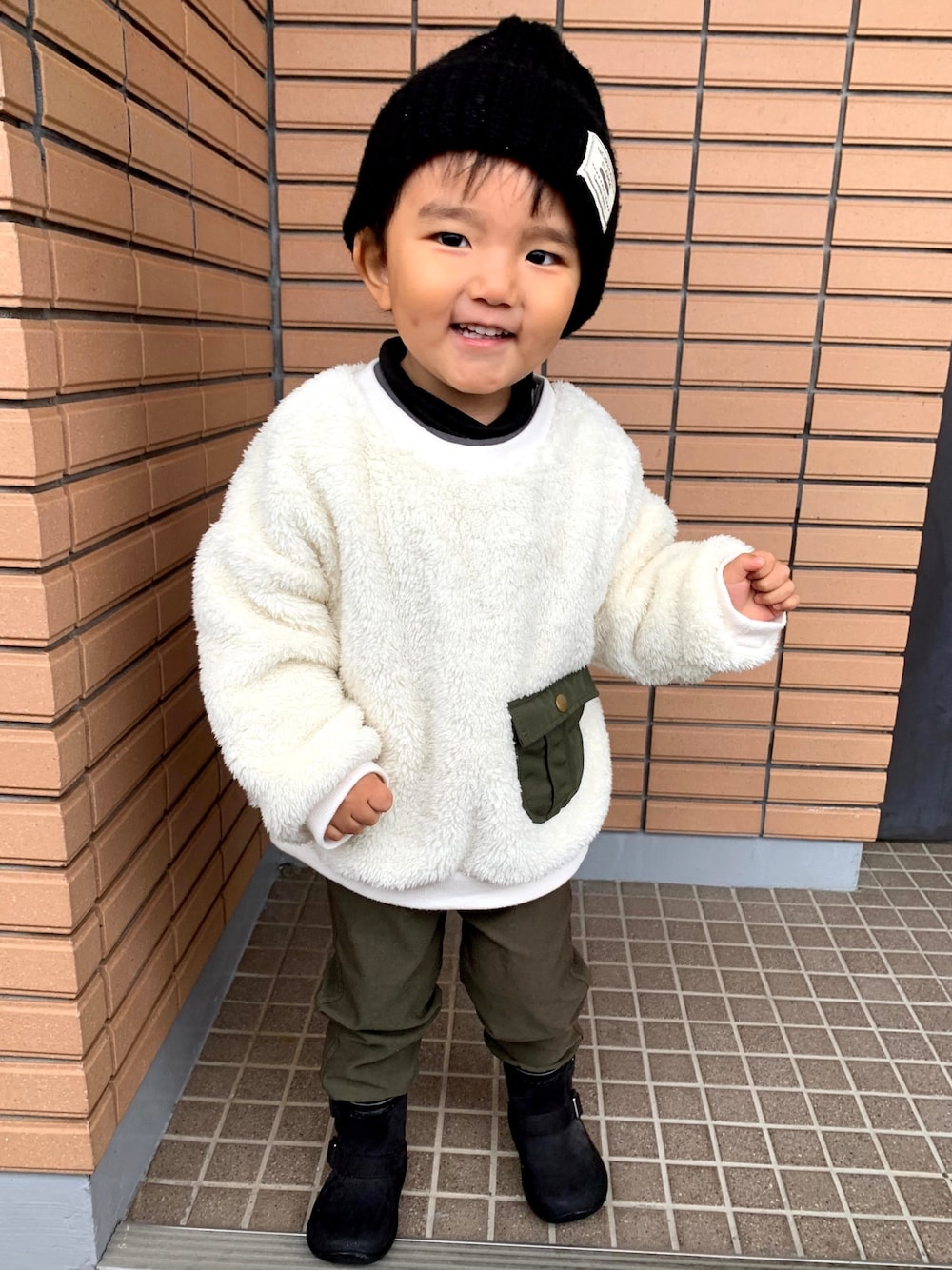 「ニット帽、タートルネック、もこもこトップス、カーキパンツ、レインブーツ、ブーツ、男の子、キッズコーデ、プチプラ、プチプラコーデ」｜「西松屋のアイテム（帽子、ブラック系）」を使った、tsukasaさん（キッズ・90cm）の冬コーディネートの1枚目の写真