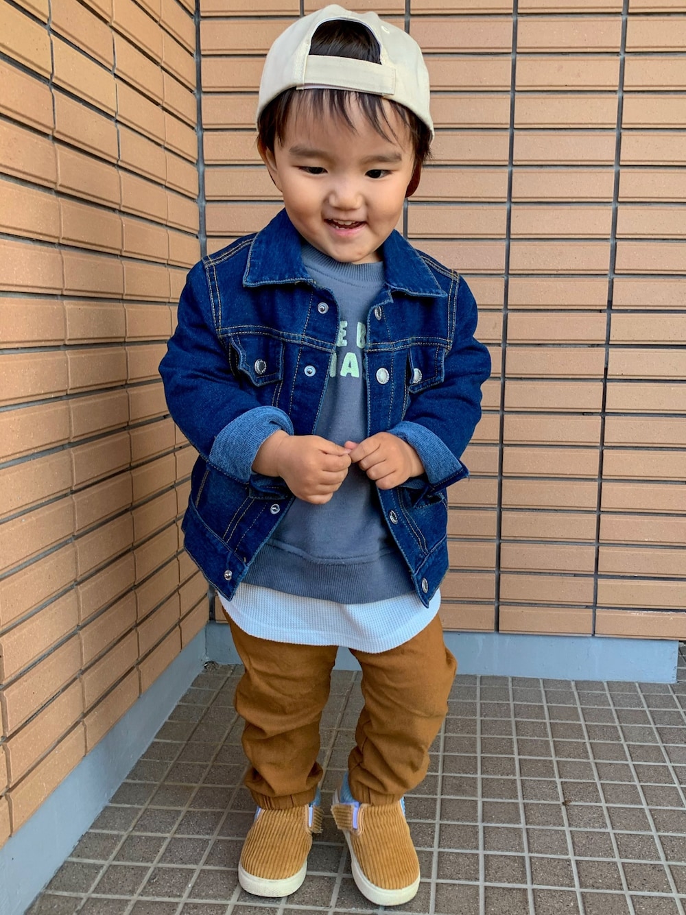 「デニムジャケット、Gジャン、Gジャンコーデ、ブラウンパンツ、キャップ、キャップコーデ、レイヤードスタイル、プチプラ、プチプラコーデ、男の子」｜「3coinsのアイテム（キャップ、ベージュ系）」を使った、tsukasaさん（キッズ・90cm）の冬コーディネートの1枚目の写真