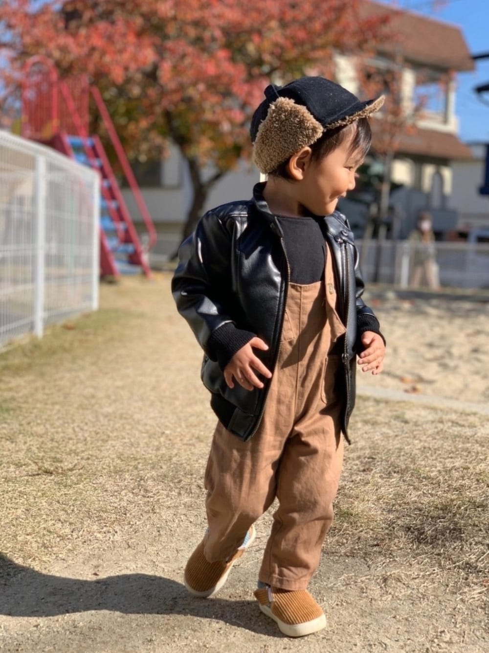 「ライダースコーデ、ライダース、ベージュサロペット、サロペット、コーデュロイスニーカー、フライトキャップ、男の子、プチプラコーデ、オーバーオール、プチプラ」｜「3coinsのアイテム（帽子、ブラック系）」を使った、tsukasaさん（キッズ・90cm）の冬コーディネートの1枚目の写真