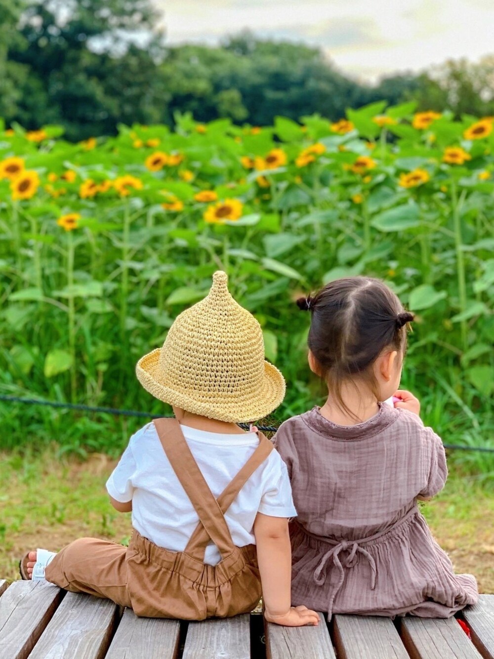 「ひまわり畑コーデ、ひまわり畑、お花畑デート、サロペットコーデ、ベージュサロペット、麦わら帽子、プチプラ、プチプラコーデ、オーバーオール」｜「Birthdayのアイテム（帽子、ベージュ系）」を使った、tsukasaさん（キッズ・90cm）の冬コーディネートの1枚目の写真