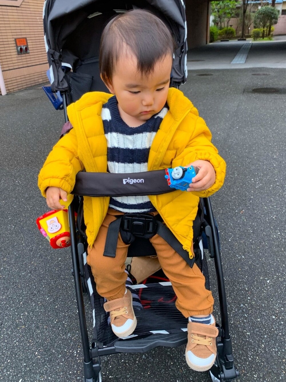 「ダウンジャケット、ボーダーニット、ブラウンパンツ、プチプラコーデ、男の子コーデ、キッズコーデ、プチプラ、イエロー」｜「しまむらのアイテム（ニット/セーター、ブルー系）」を使った、tsukasaさん（キッズ・90cm）の冬コーディネートの1枚目の写真