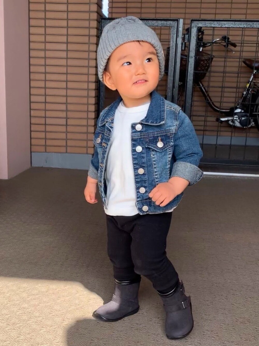 「ジージャンコーデ、ニット帽、レインブーツ、男の子コーデ、キッズコーデ、デニムジャケット」｜「西松屋のアイテム（帽子、グレー系）」を使った、tsukasaさん（キッズ・90cm）の冬コーディネートの1枚目の写真