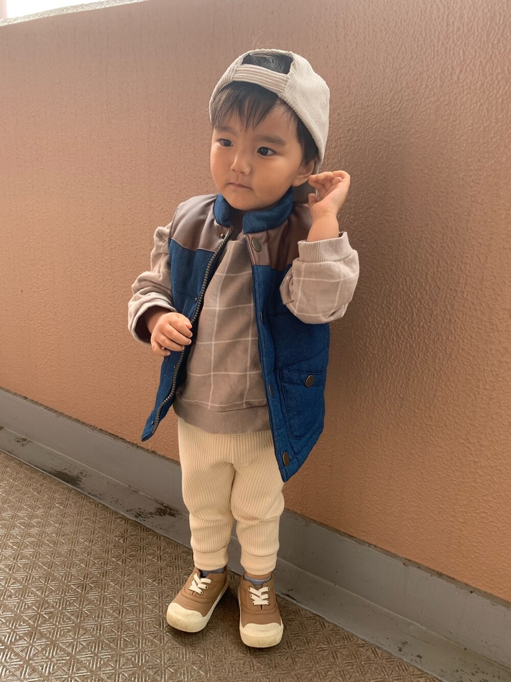 「キャップ、デニムベスト、ダウンベスト、トレーナー、ワッフルレギンス、スニーカー、男の子、キッズコーデ、プチプラ、むすこーで」｜「3coinsのアイテム（キャップ、ベージュ系）」を使った、tsukasaさん（キッズ・90cm）の春コーディネートの1枚目の写真