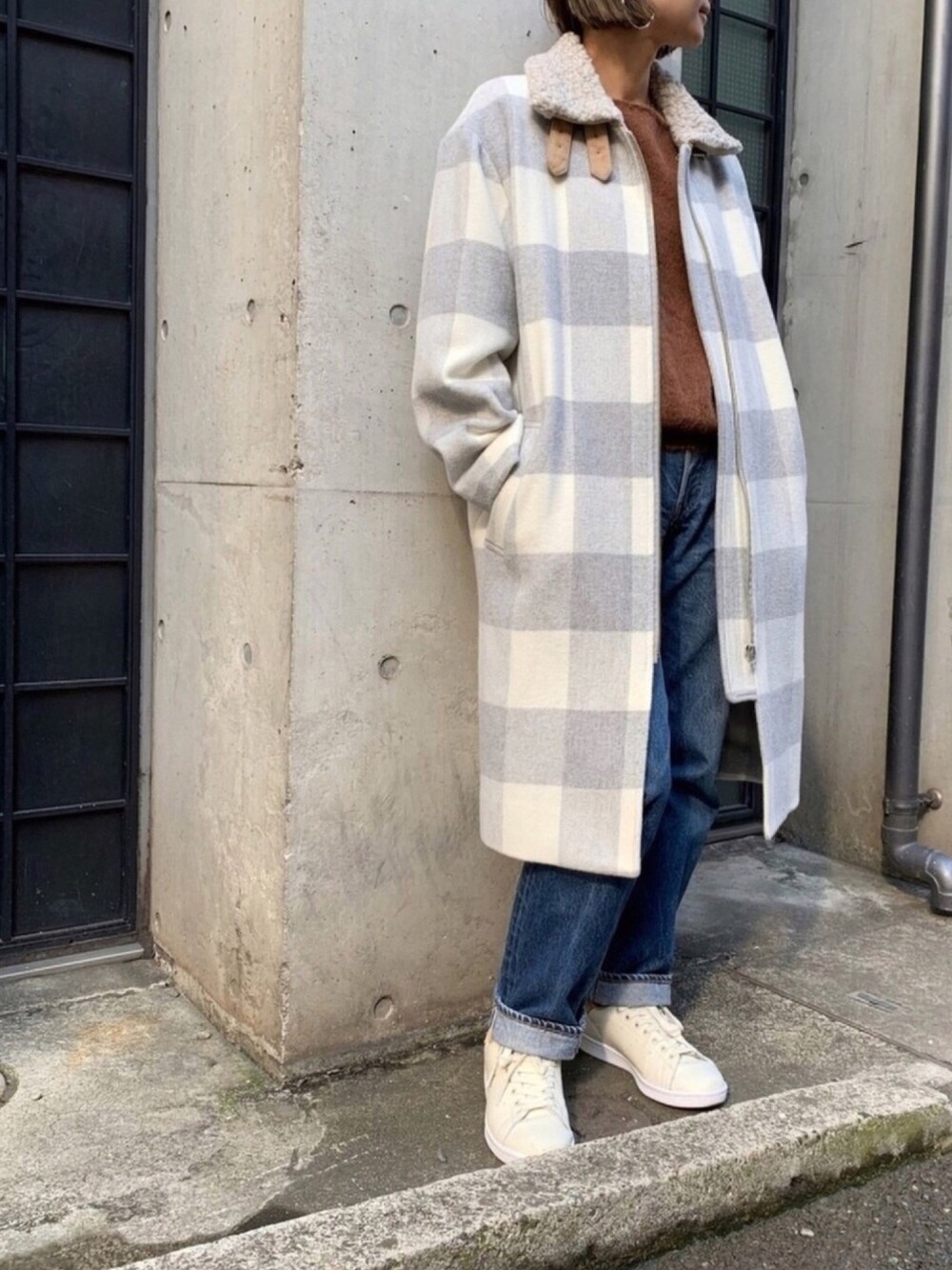 グレー系のその他アウター、ブラウン系のカーディガン/ボレロ、ブルー系のデニムパンツを着用したレディースの秋コーディネートの1枚目の写真