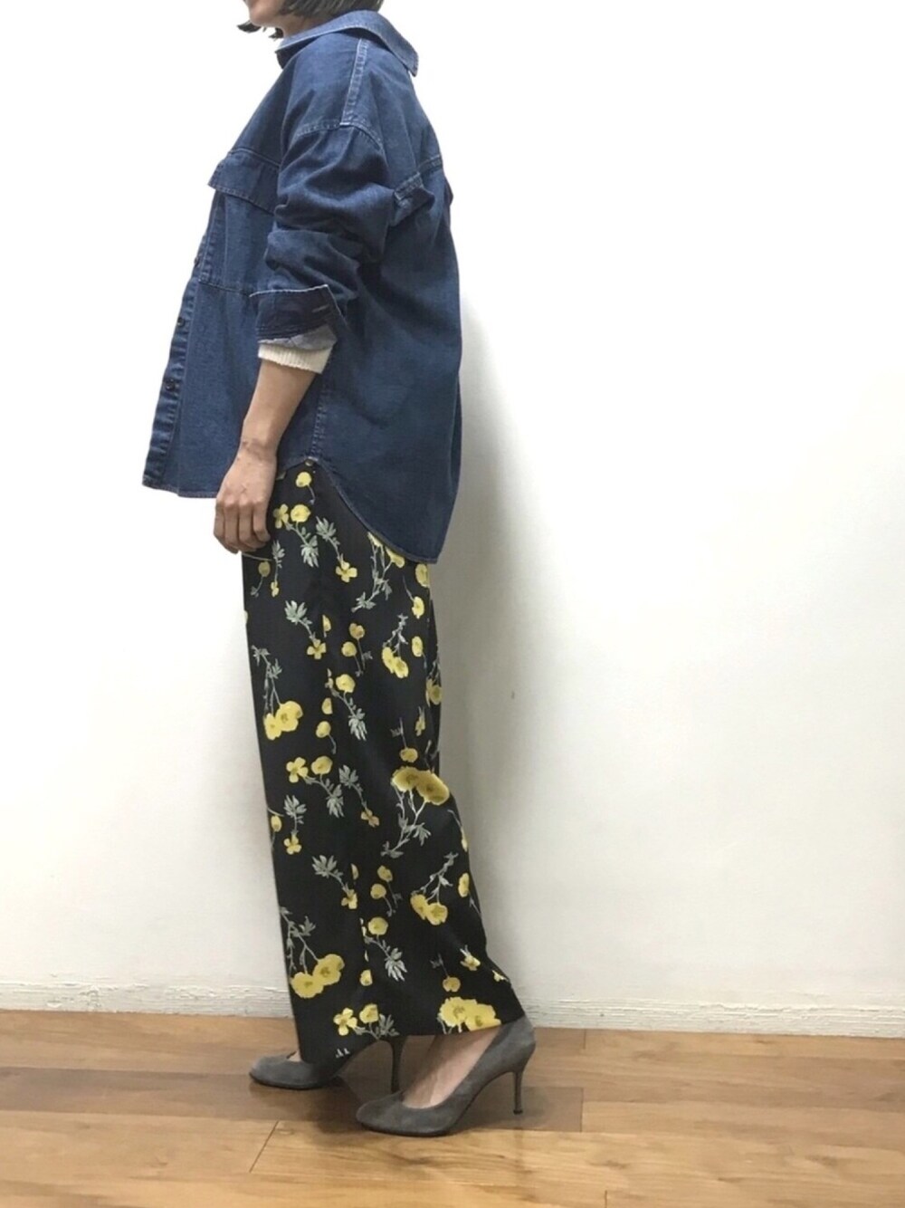 ブルー系のシャツ/ブラウス、ホワイト系のニット/セーター、ブラック系のその他パンツを着用したレディースの冬コーディネートの1枚目の写真