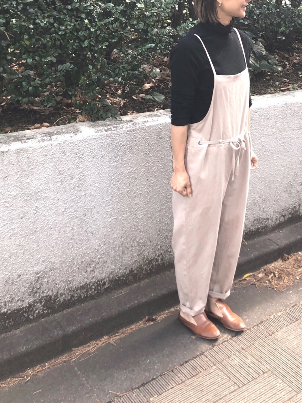 ベージュ系のワンピース、ブラック系のTシャツ/カットソー、ブラウン系のバレエシューズを着用したレディースの冬コーディネートの1枚目の写真