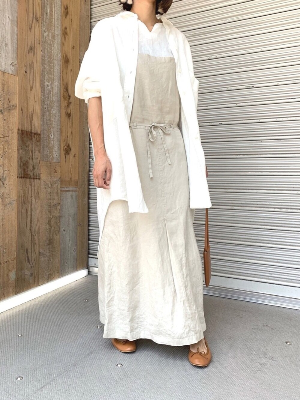 ホワイト系のシャツ/ブラウス、ホワイト系のシャツ/ブラウス、ベージュ系のジャンパースカートを着用したレディースの夏コーディネートの1枚目の写真