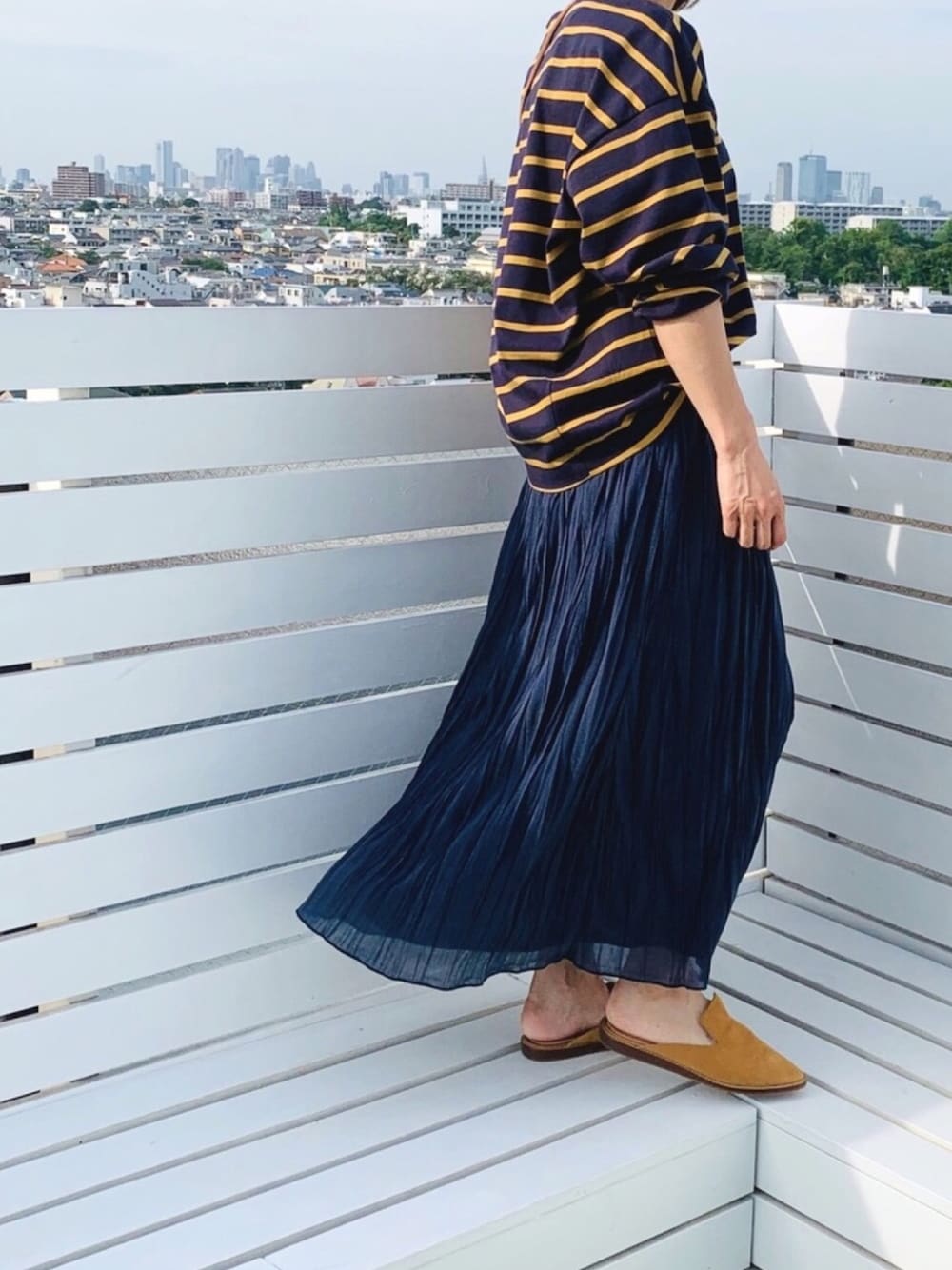 ブルー系のTシャツ/カットソー、ブルー系のスカート、ベージュ系のサンダルを着用したレディースの夏コーディネートの1枚目の写真