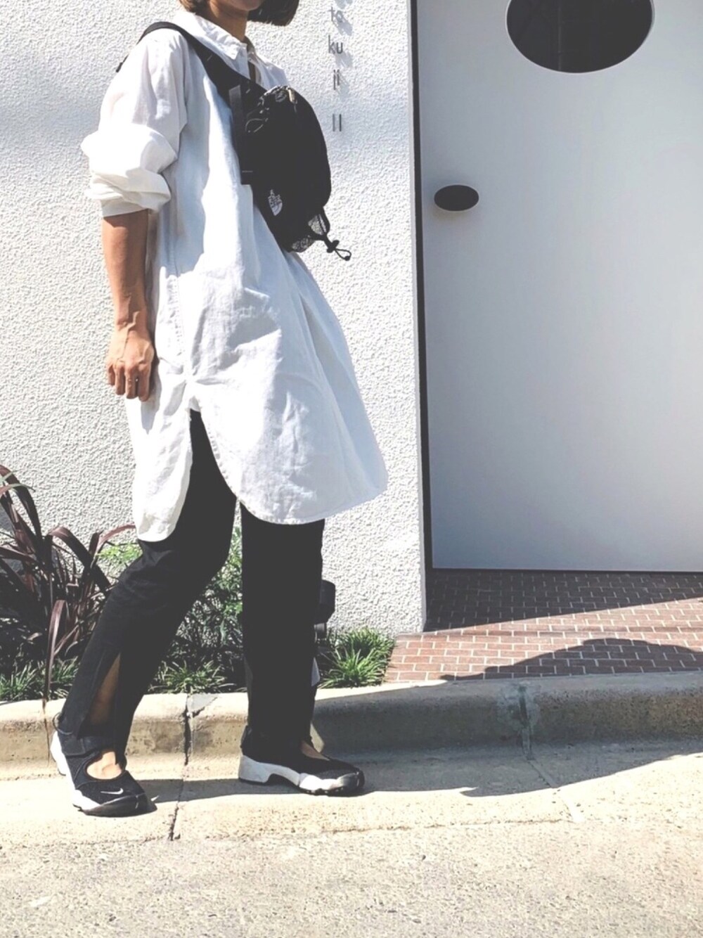 ブラック系のその他パンツ、ホワイト系のシャツ/ブラウス、ブラック系のサンダルを着用したレディースの夏コーディネートの1枚目の写真