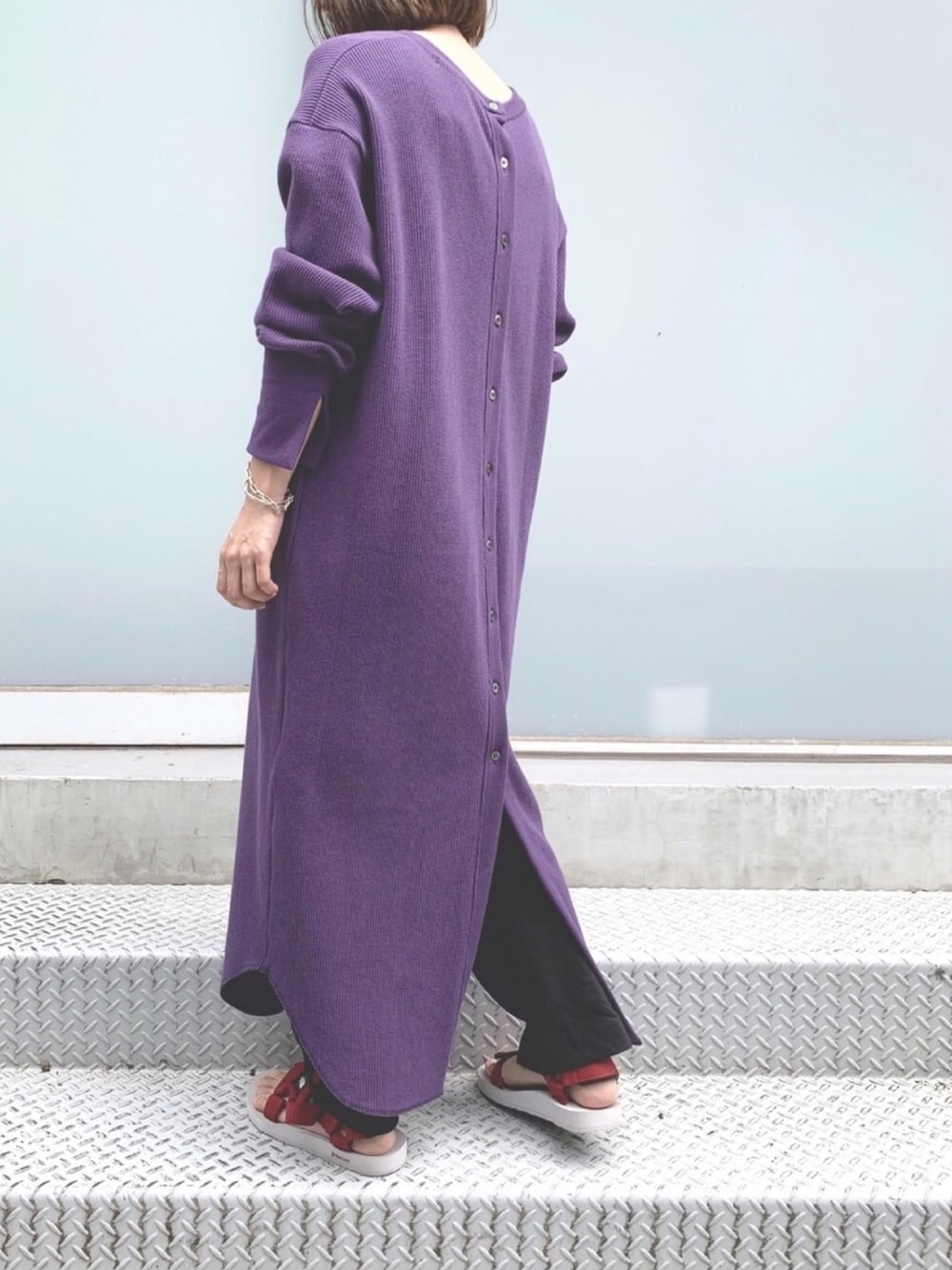 パープル系のワンピース、ブラック系のその他パンツ、レッド系のサンダルを着用したレディースの夏コーディネートの1枚目の写真