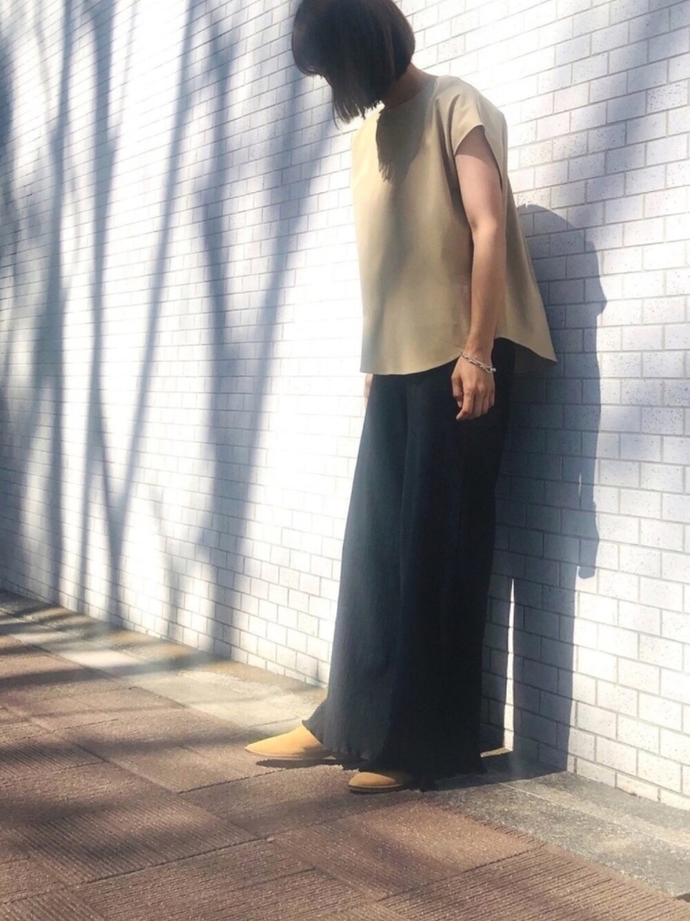 ベージュ系のシャツ/ブラウス、ブラック系のその他パンツ、ベージュ系のサンダルを着用したレディースの春コーディネートの1枚目の写真