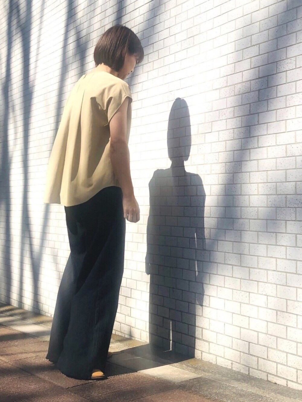 ベージュ系のシャツ/ブラウス、ブラック系のその他パンツ、ベージュ系のサンダルを着用したレディースの春コーディネートの1枚目の写真