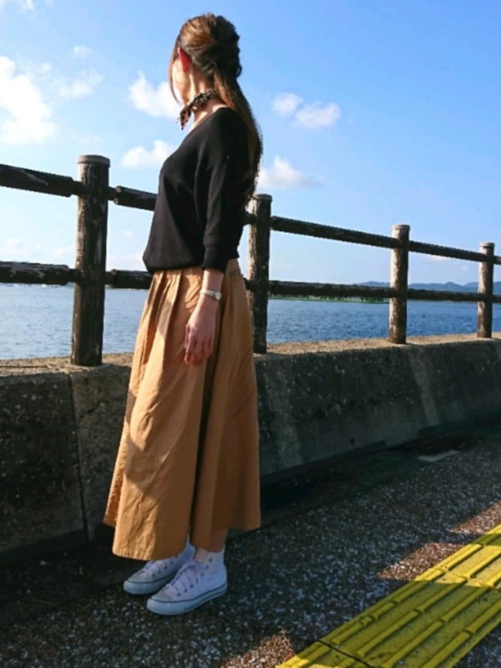 「コンバース、コンバースハイカット、スカーフ、Vネック、ロングスカート、ロングスカート×スニーカー、秋のコーデ」｜「PATTERN・fiona の七分袖ネックレス付きニットプルオーバー（ニット/セーター、ブラック系）」を使った、りりぃさん（レディース・168cm）の秋コーディネートの1枚目の写真
