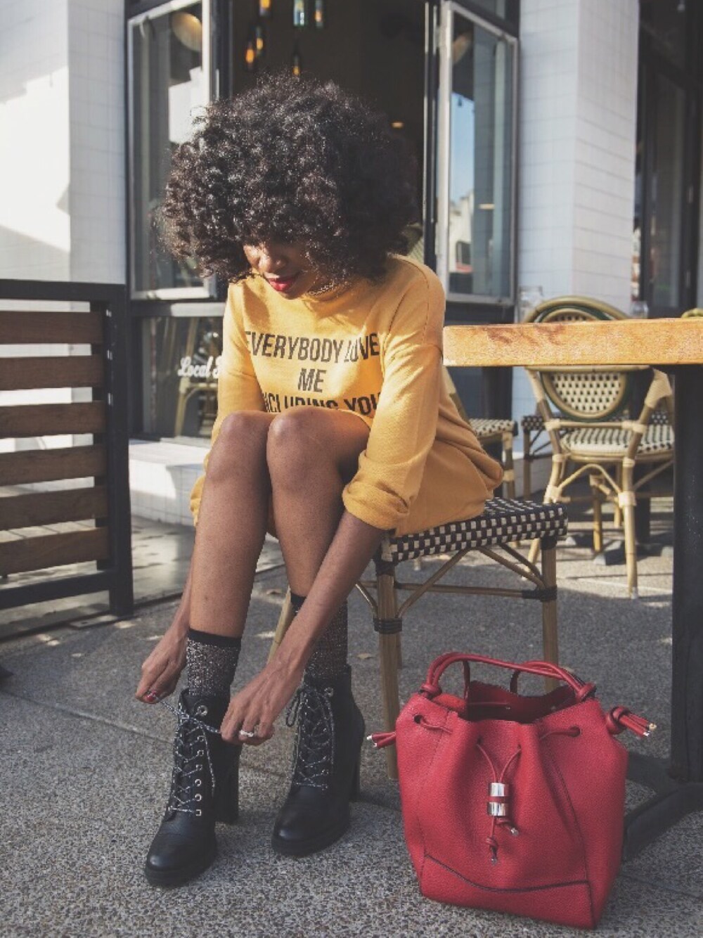 「yellow、ZARA、ALDO、FOREVER 21、redbag、IGtierrahlashea、fashionblogger、WEAR、lookbook」｜「ZARAのアイテム（シャツワンピース、イエロー系）」を使った、Tierrah Lasheaさん（レディース・170cm）の冬コーディネートの1枚目の写真