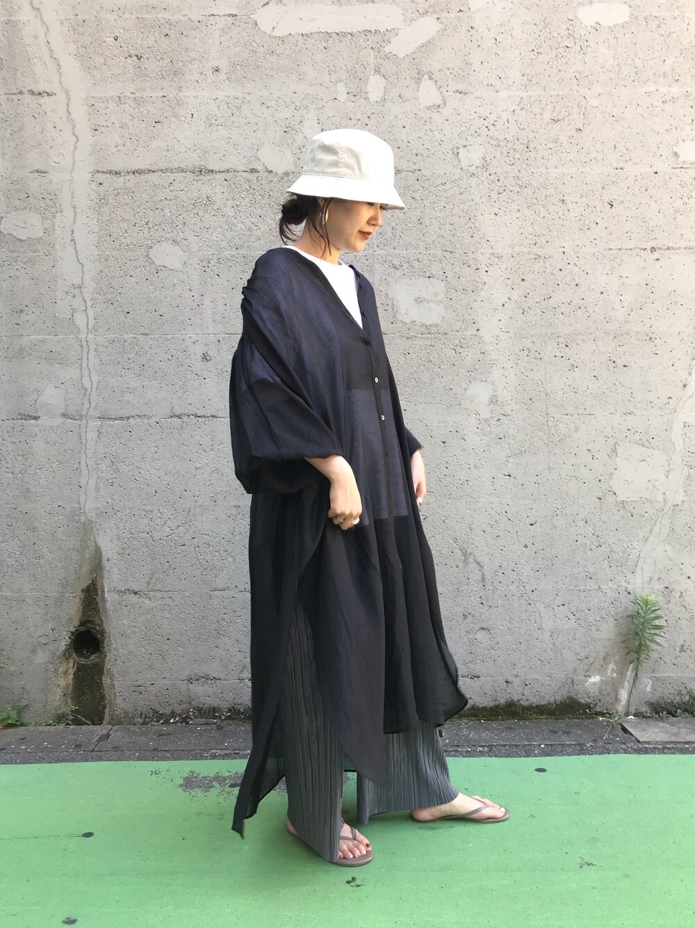 ブラック系のワンピース、グレー系のその他パンツ、ベージュ系のサンダルを着用したレディースの夏コーディネートの1枚目の写真