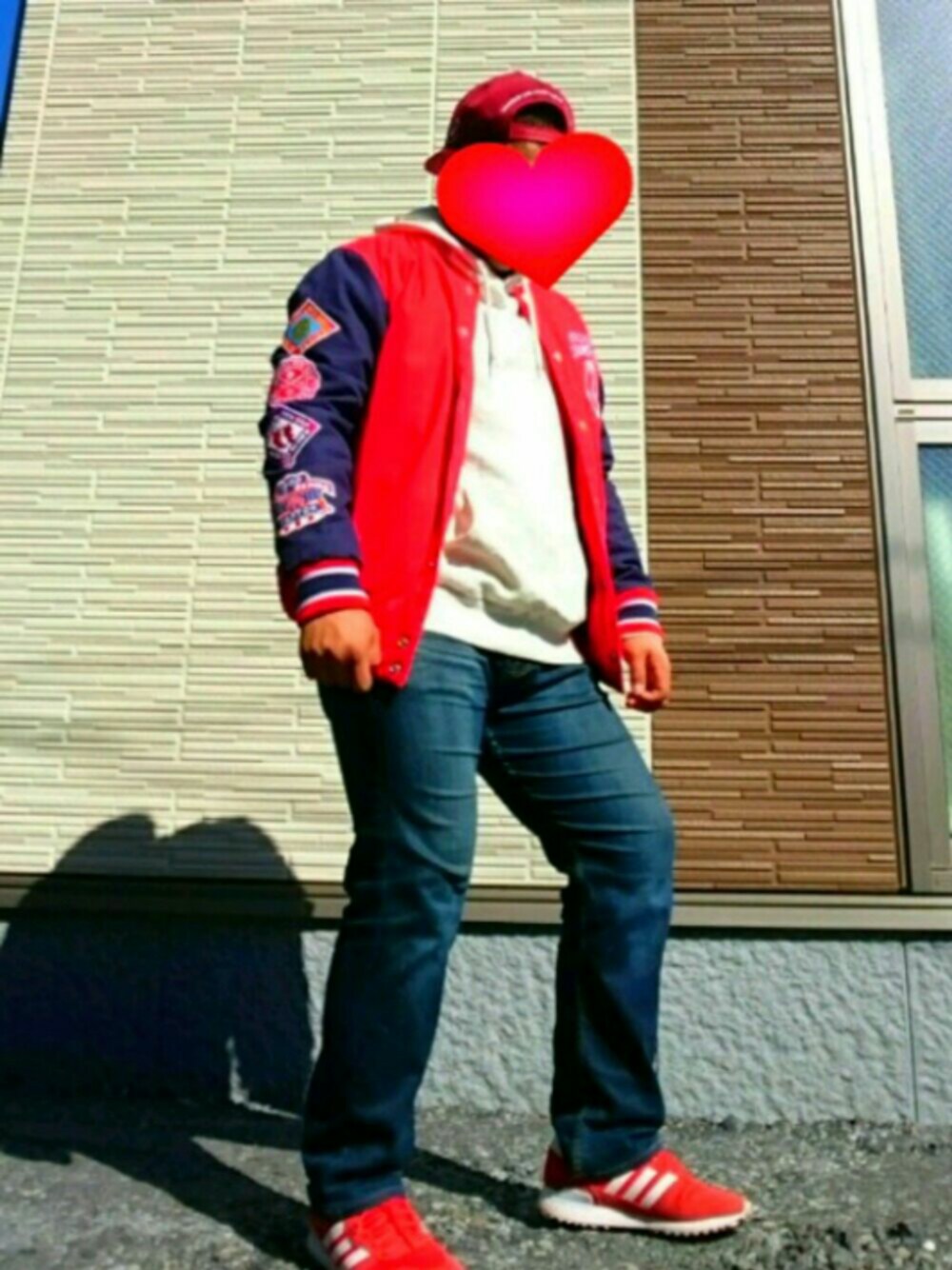 「GU、古着、赤、スタジャン、白パーカー」｜「Championの【CHAMPION】BB CAP（キャップ、レッド系）」を使った、ノブさん（メンズ・170cm）の冬コーディネートの1枚目の写真
