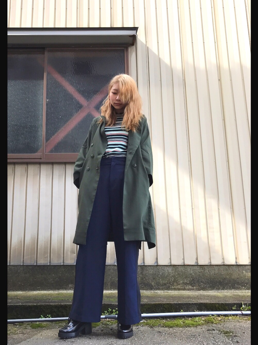 グリーン系のその他アウター、ブルー系のトップス、ブルー系のその他パンツを着用したレディースの冬コーディネートの1枚目の写真