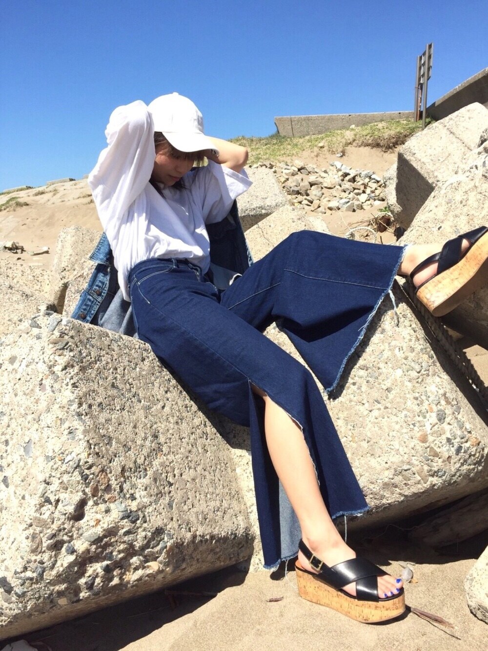 ホワイト系のTシャツ/カットソー、ブルー系のデニムジャケット、ブルー系のデニムパンツを着用したレディースの春コーディネートの1枚目の写真