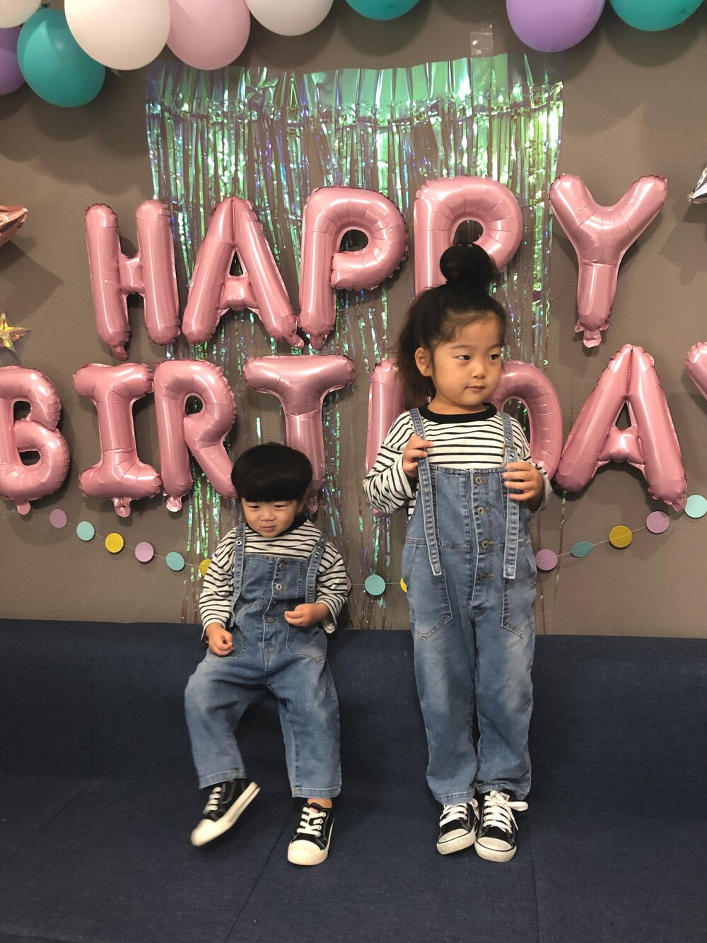「オーバーオール、ボーダー、姉弟、コンバース、バースデイ、プティマイン、誕生日」｜「PlusNaoのアイテム（サロペット/オーバーオール、ブルー系）」を使った、akiさん（キッズ・100cm）の秋コーディネートの1枚目の写真