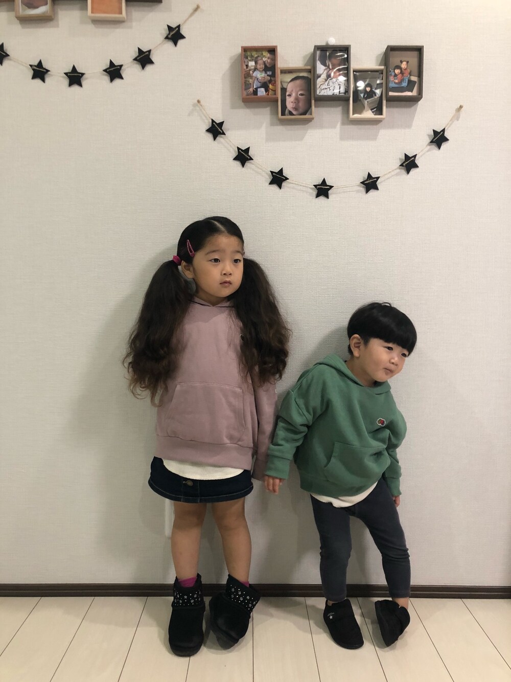 「FRUIT OF THE LOOM、ユニクロ、ロンT、パーカー、リンクコーデ、ムートンブーツ、モカシン、バースデイ、西松屋」｜「Birthdayのアイテム（パーカー、グリーン系）」を使った、akiさん（キッズ・100cm）の秋コーディネートの1枚目の写真
