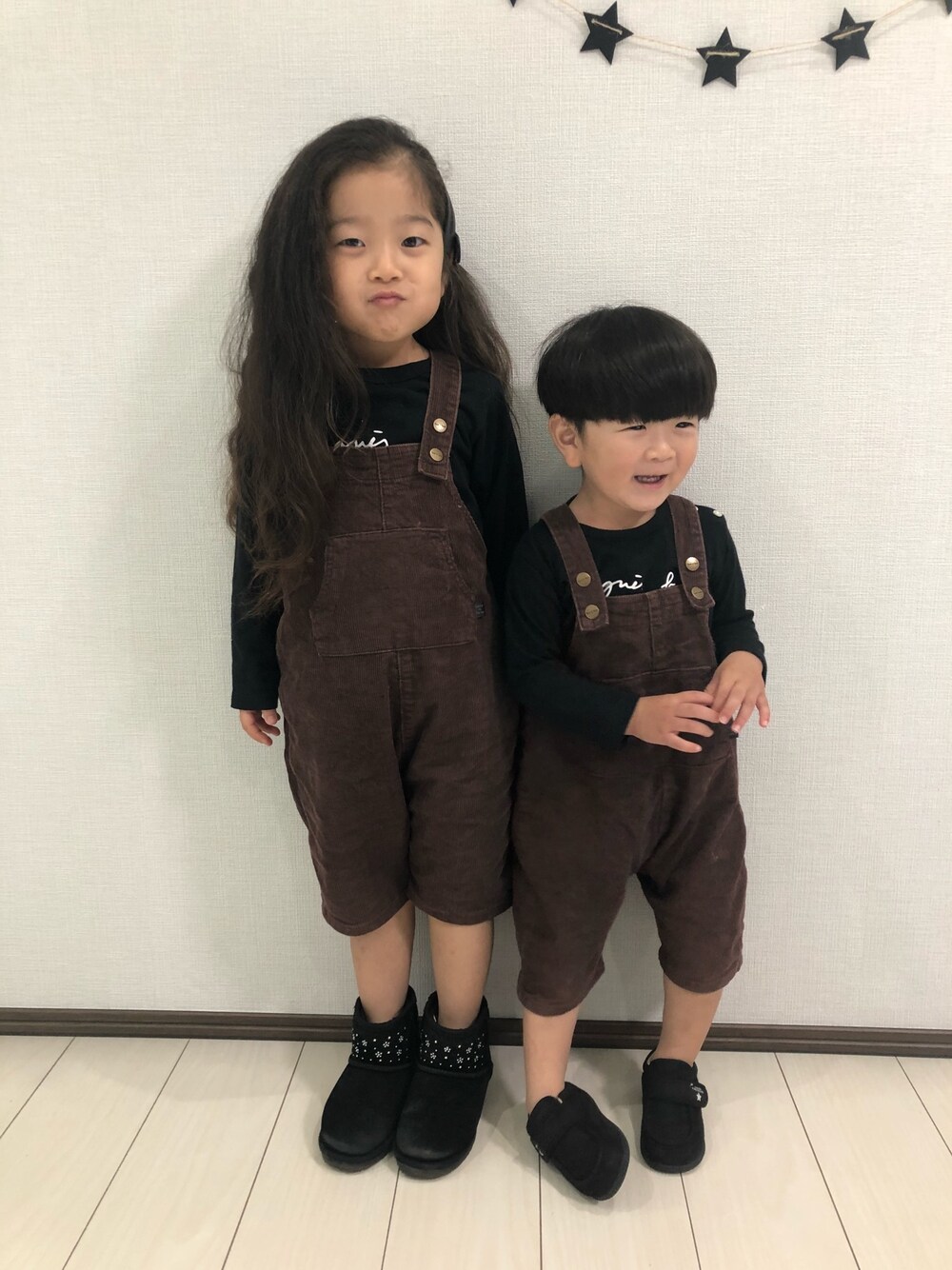 「アニエスベー、agnes b.、バースデイ、コーデュロイ、オーバーオール、姉弟、おそろいコーデ、リンクコーデ」｜「Birthdayのアイテム（サロペット/オーバーオール、ブラウン系）」を使った、akiさん（キッズ・100cm）の秋コーディネートの1枚目の写真
