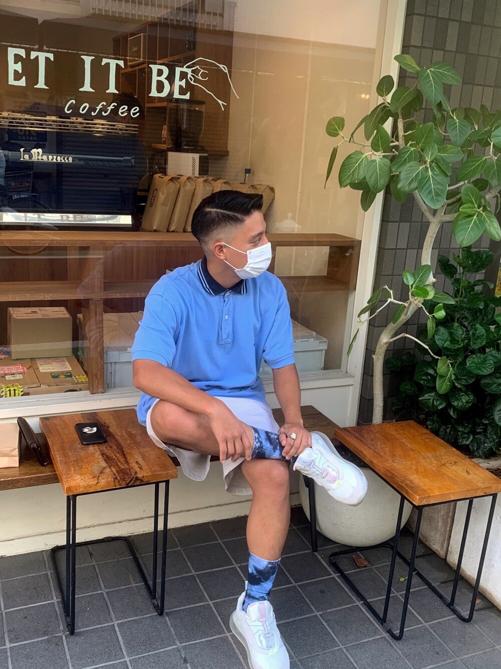 「おしゃれさんと繋がりたい、休日スタイル、オーバーサイズ、ワイドパンツ、スニーカー、ストリート、夏コーデ、夏」｜「TOMMYのアイテム（ポロシャツ、ブルー系）」を使った、ゆきまさん（メンズ・170cm）の冬コーディネートの1枚目の写真
