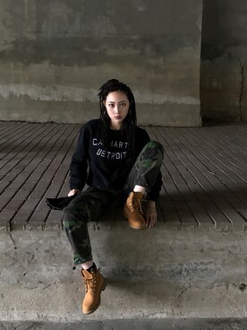 「carhartt」｜「アイテム（その他シューズ）」を使った、HwangJeongHeeさん（レディース・167cm）の秋コーディネート
