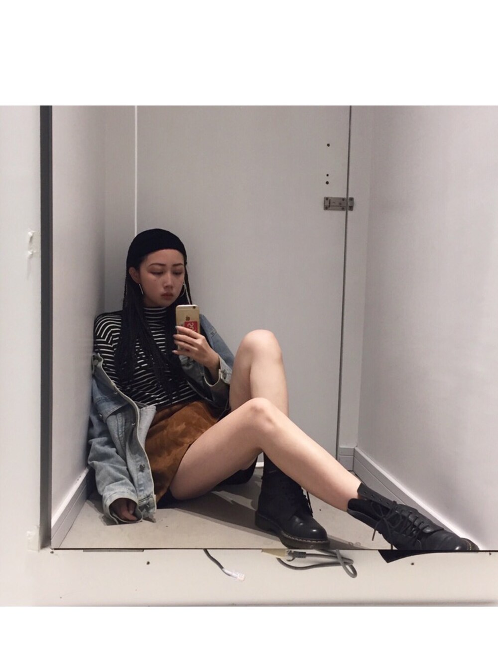「Dr. Martensのアイテム（シューズ、ブラック系）」を使った、HwangJeongHeeさん（レディース・167cm）の秋コーディネートの1枚目の写真